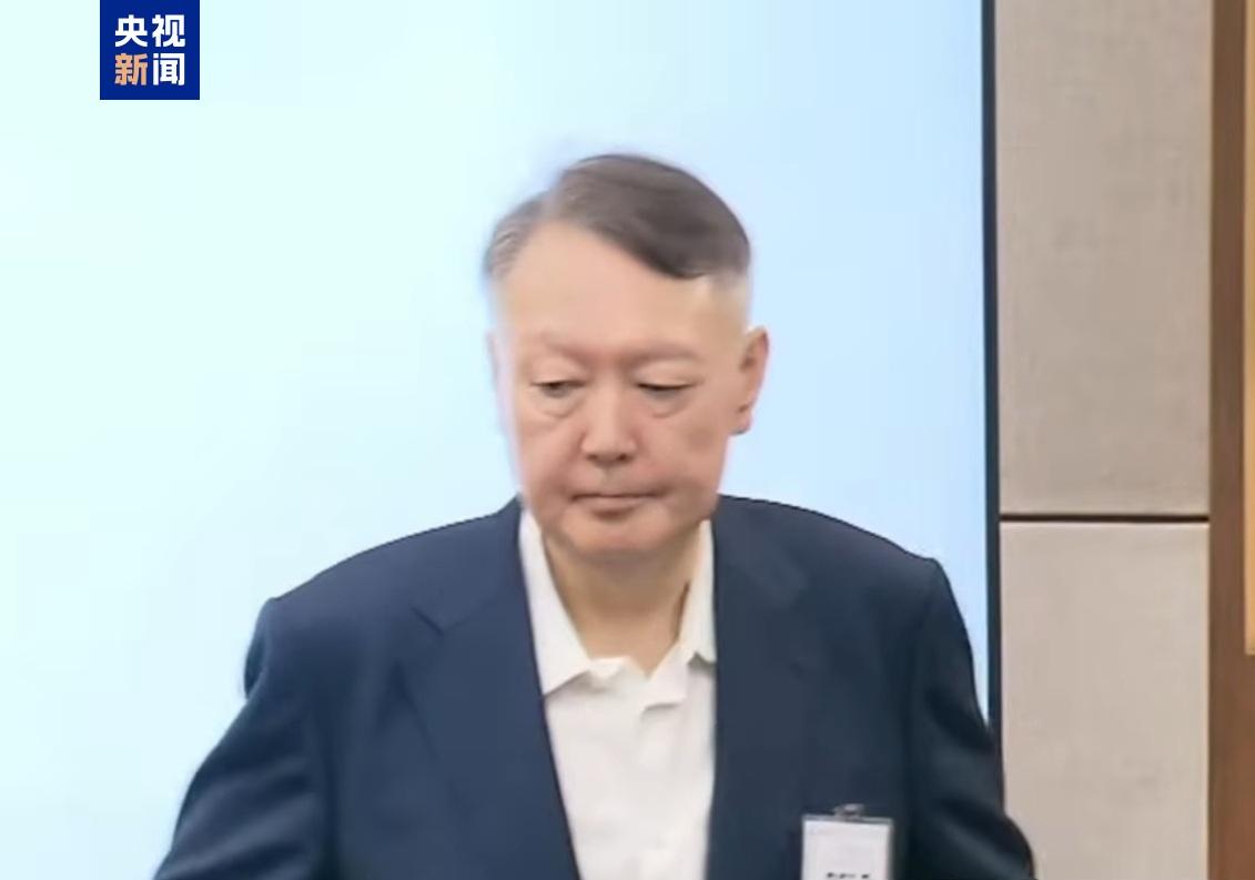 李在明确实有些狠了，几个月时间，尹锡悦头发白了，跟之前判若两人！韩国前总统尹锡悦
