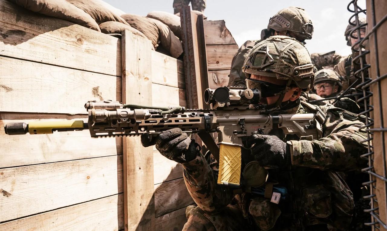 法军记者拍摄的卢森堡士兵。HK416A7突击步枪。