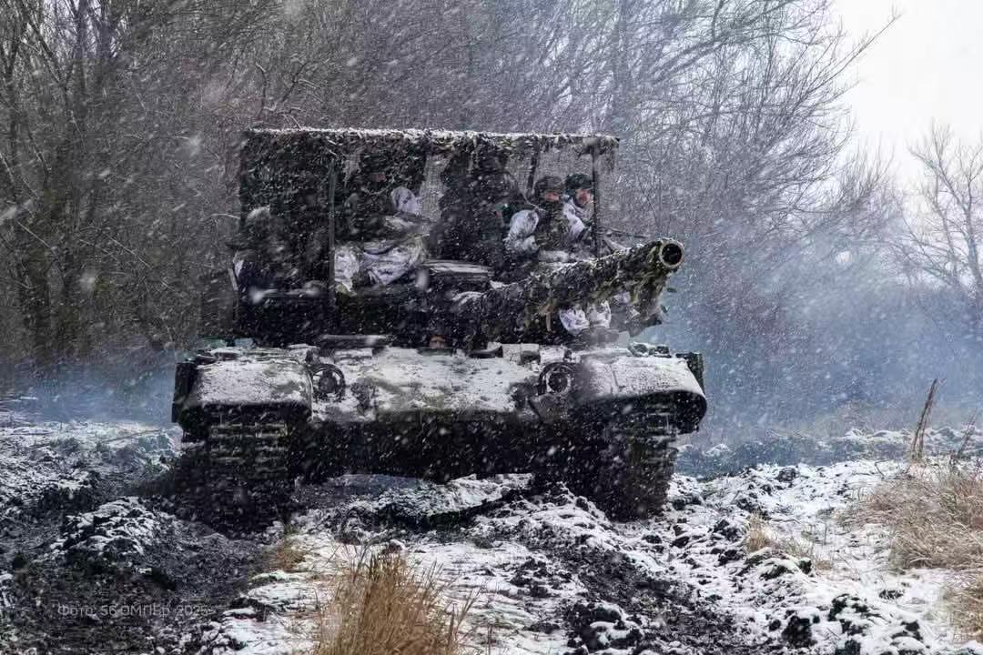 北：老弟！别愁眉苦脸的，哥给你凑了3个亿，买了批法国“铁锤”神器！乌：啥神器