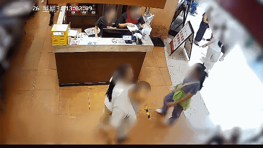 “4岁男孩摸20岁女孩臀部”最新完整监控已出：男孩跑的很快说“阿姨，请让一下！”说的时候男孩无意识到
