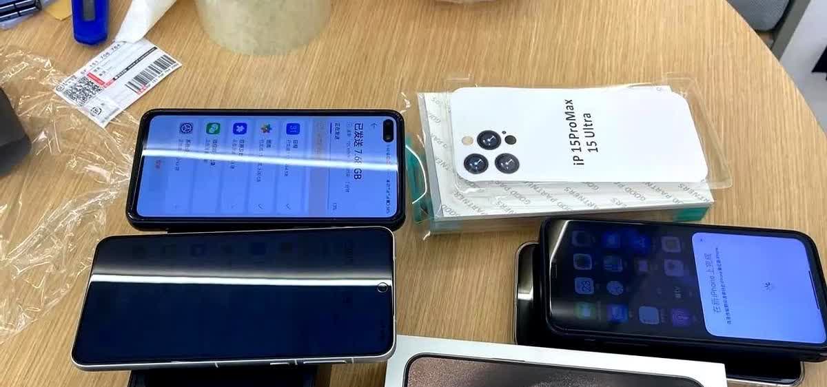今天去买手机，发现这里面的水很深。确定型号之后，我看到店员在拆封时，拿的不是