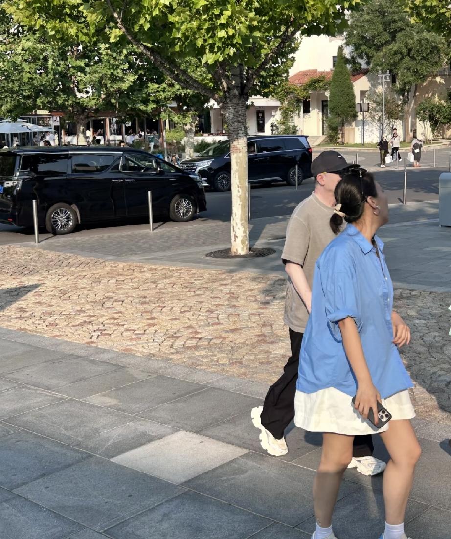 9月6日，冯小刚独自坐车到阿那亚参加2026海浪电影周，他真的好低调，一个人过来