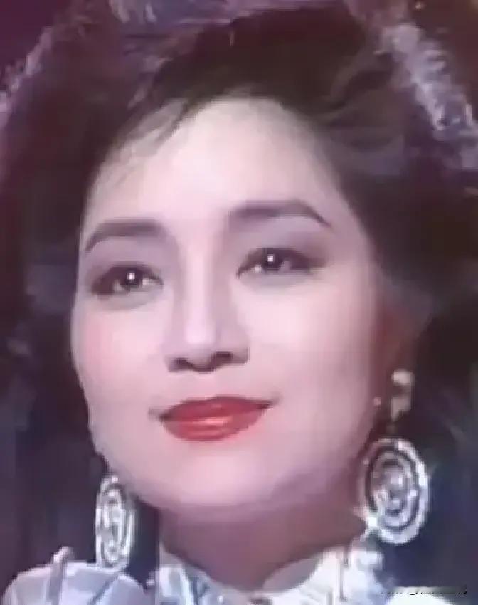 1980年，31岁的徐小凤嫁给了汽车经理廖晖，对方生意做得很大，也对徐小凤提出了