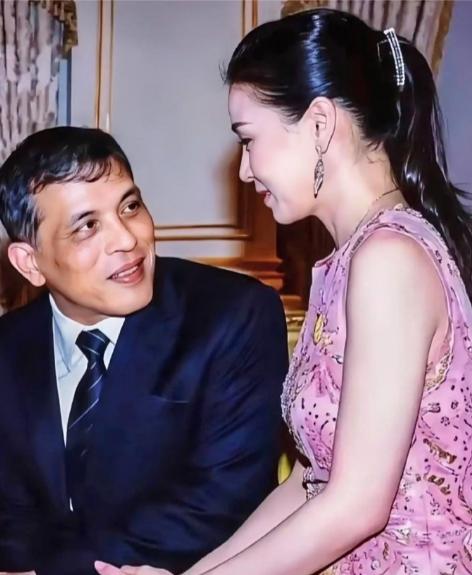 如何看待王室的体面？她是帝国的荣光，国王以此为荣。泰国国王拉玛十世“玛哈·哇集