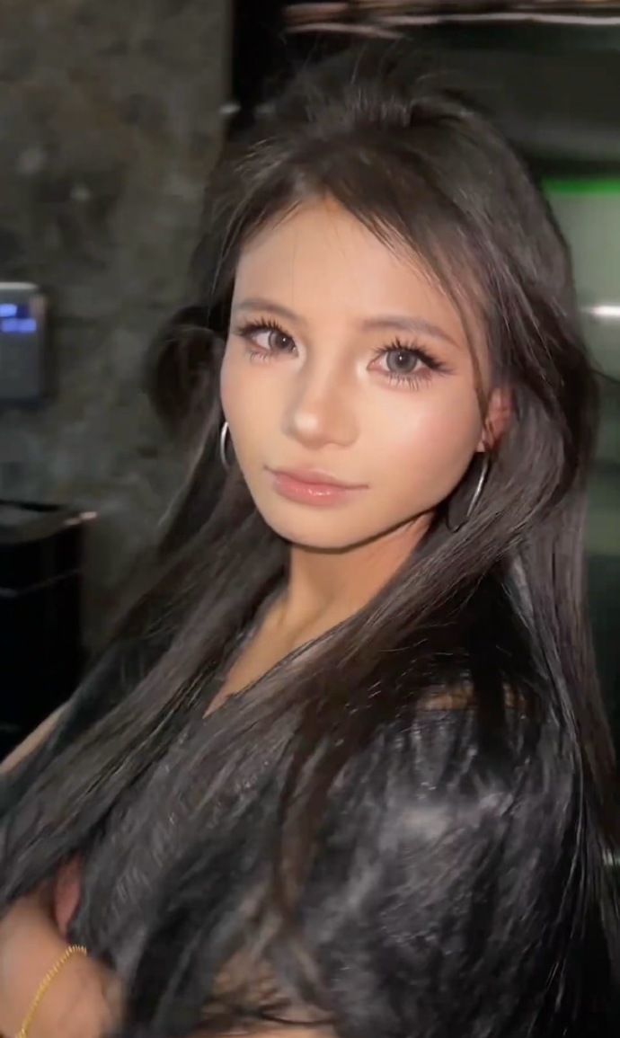 妈呀这是小英，她是真的靠互联网改变了命运，完全换了个人