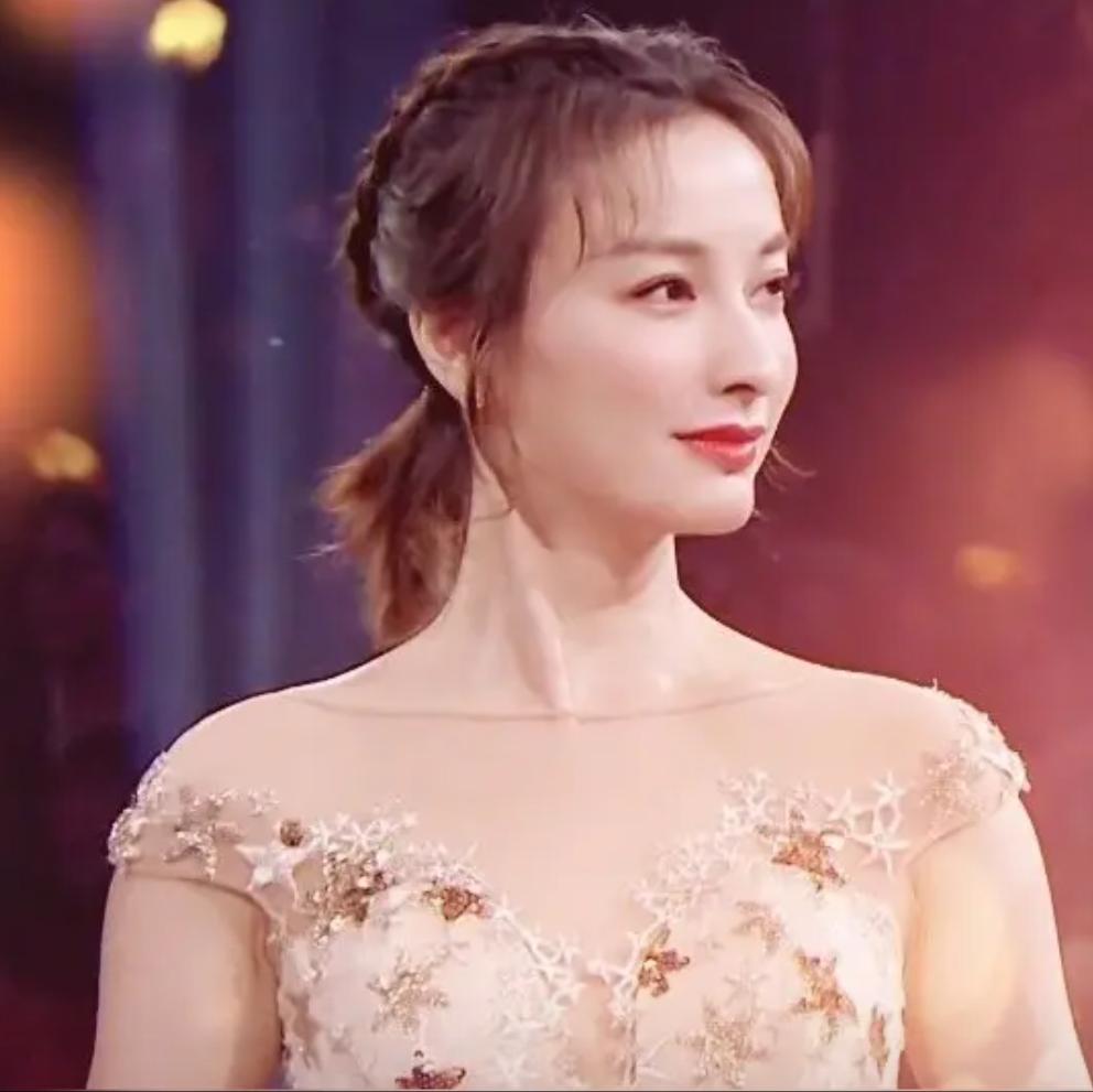 43岁吴昕跟男友郑凯聚餐，姐弟恋长跑8年，曾坦言不想结婚生孩子娱乐明星