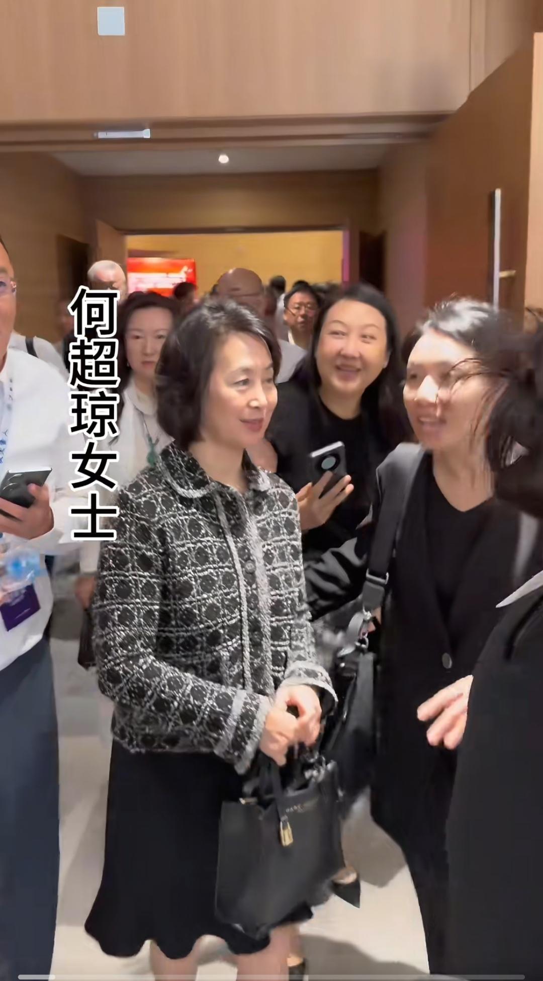 福耀科技大学开学典礼大咖云集。看到了澳门知名女企业家何超琼女士。看到了青