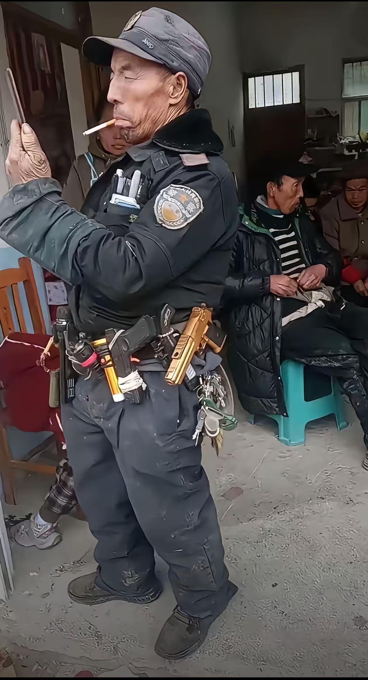 虽然大爷不懂法，但是随便穿着警服确实是违法行为，臂章上那两个警察赫然可见，不知道
