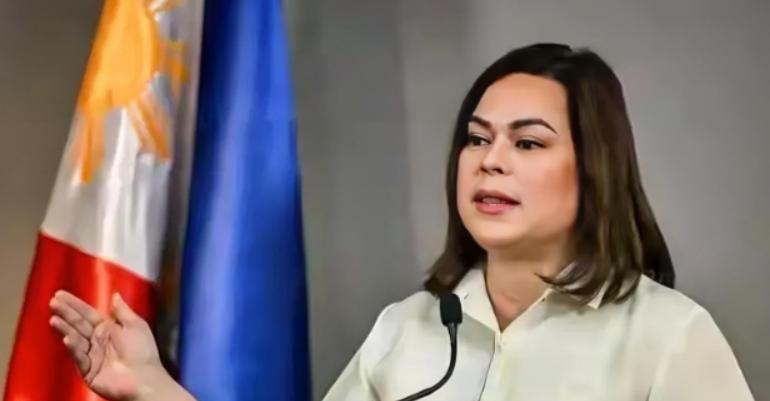 谁都没想到，当年靠着父亲亲华攒下的民意坐稳副总统之位的莎拉，一夜之间就掉进了政治