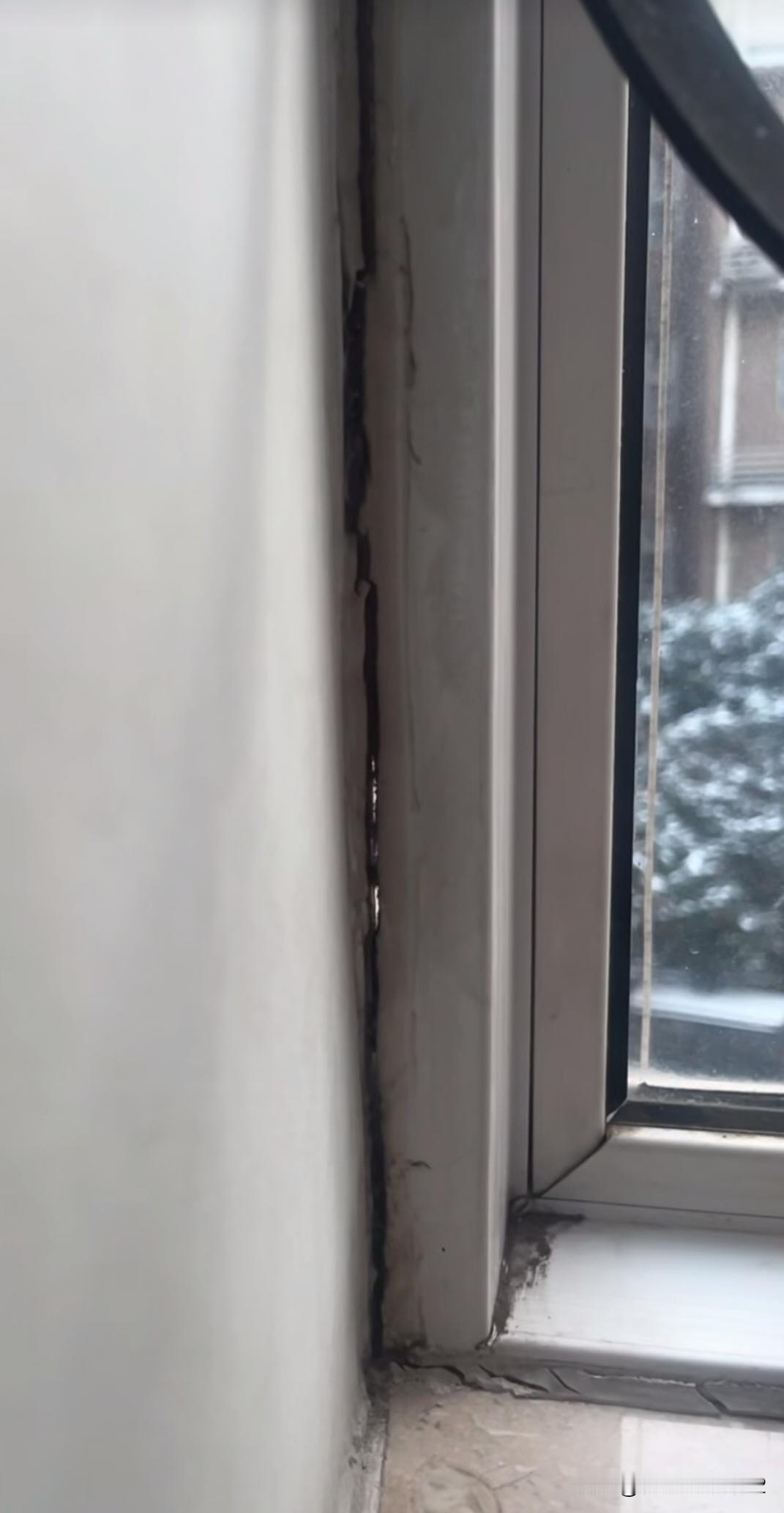 终于知道为什么开着暖气屋里冷嗖嗖！房龄13年，飘窗总感觉有风，一直认为是推拉窗