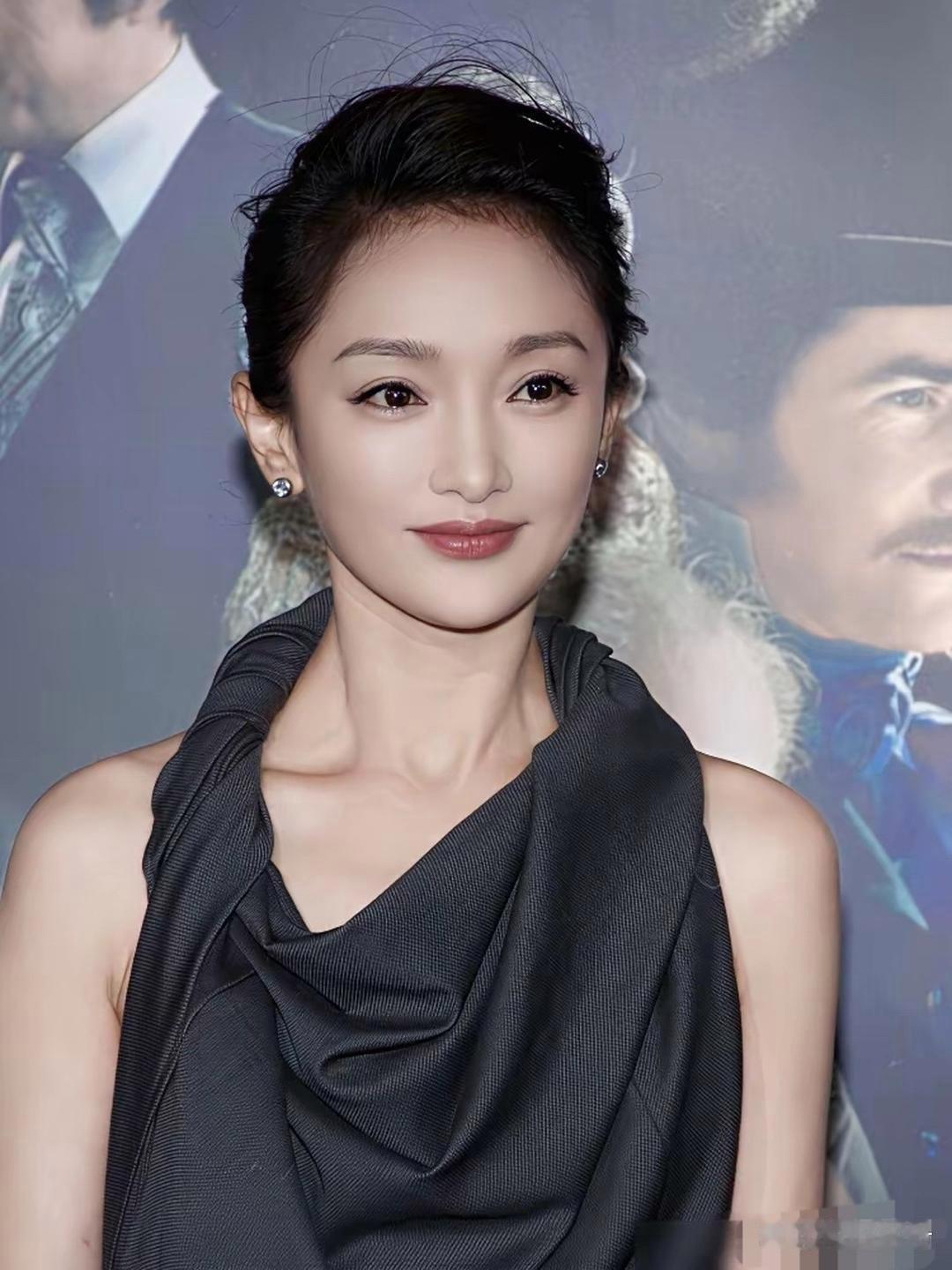 周迅演《如懿传》被骂得很厉害，导演汪俊终于说了实话。他承认，前三集是快杀青才补拍