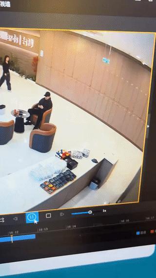 这男的大概是没见过美女吧！有这么夸张吗？他为了看美女竟然两次出洋相？