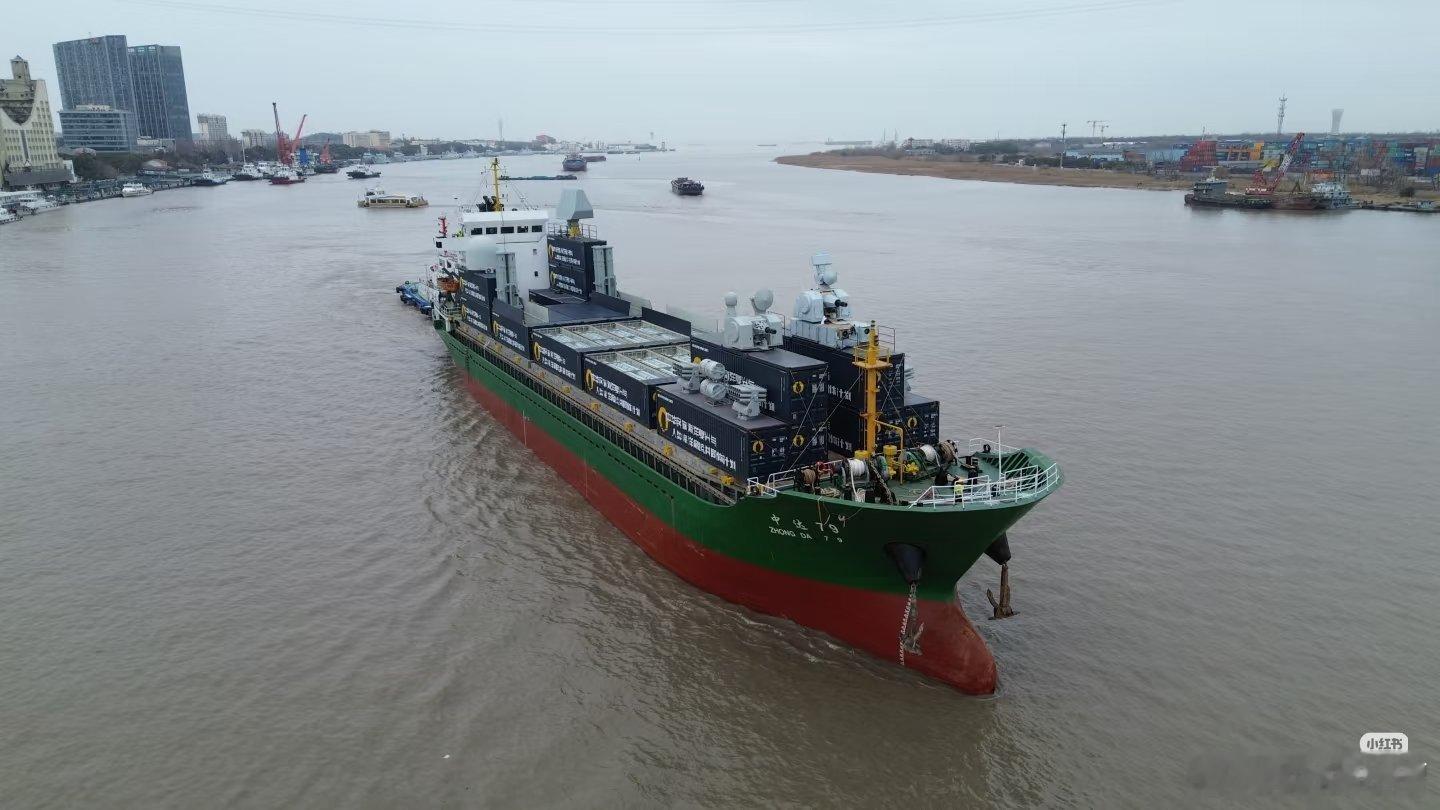 民用火力支援舰出海了你看着是一艘集装箱船可是集装箱里全是垂发不夸张的说光从火力密