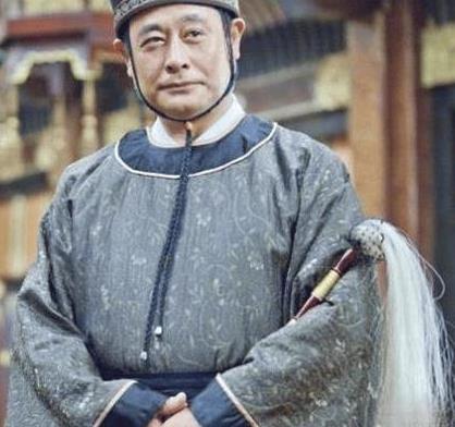 古代太监手里为什么要拿个拂尘？村里一位上了年纪的大爷告诉我，这根带毛的棍对太监有