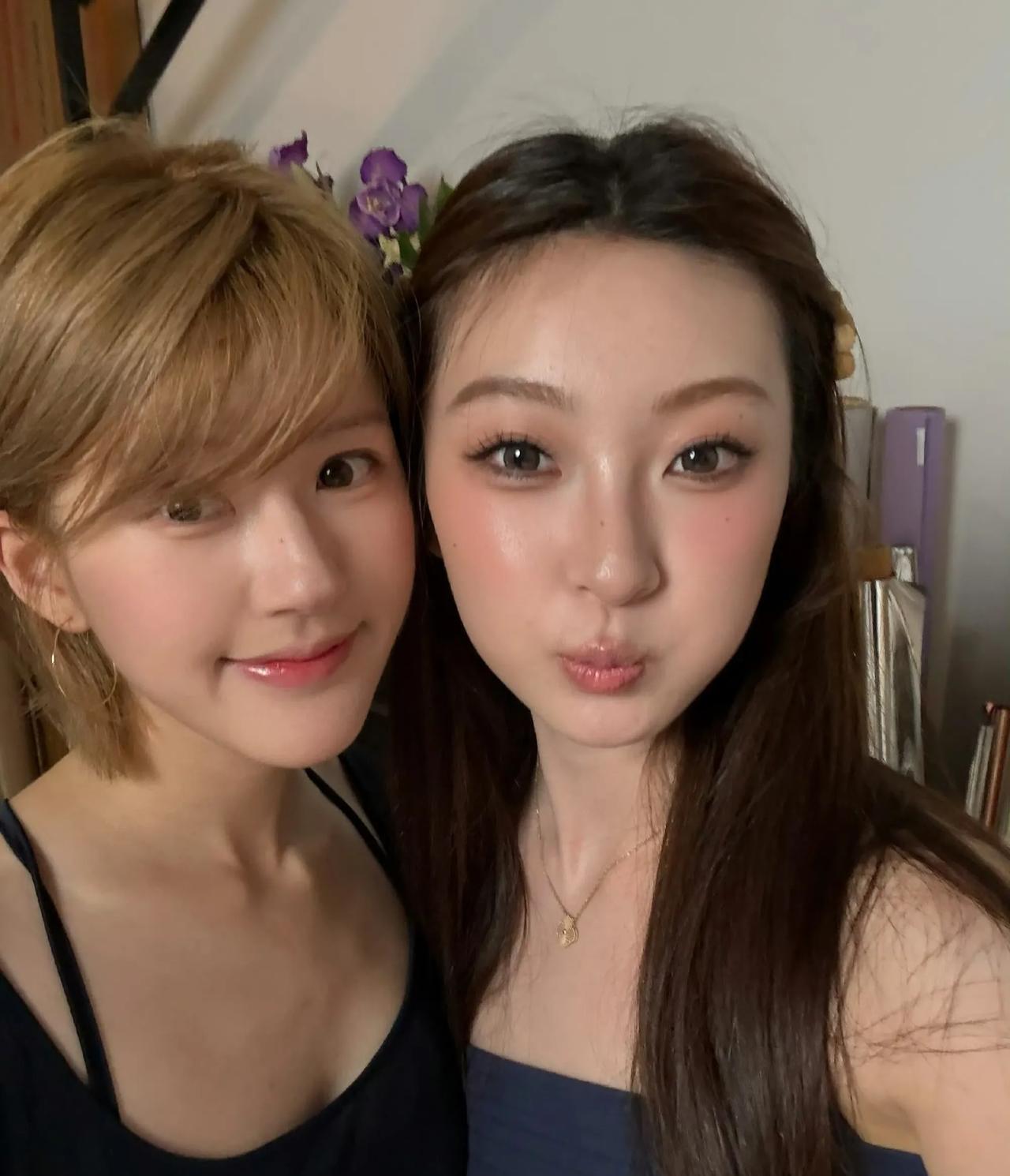 赵露思和这位女网友合影，女网友表示没想过能和她合影，是露思主动过来合影的，女网友