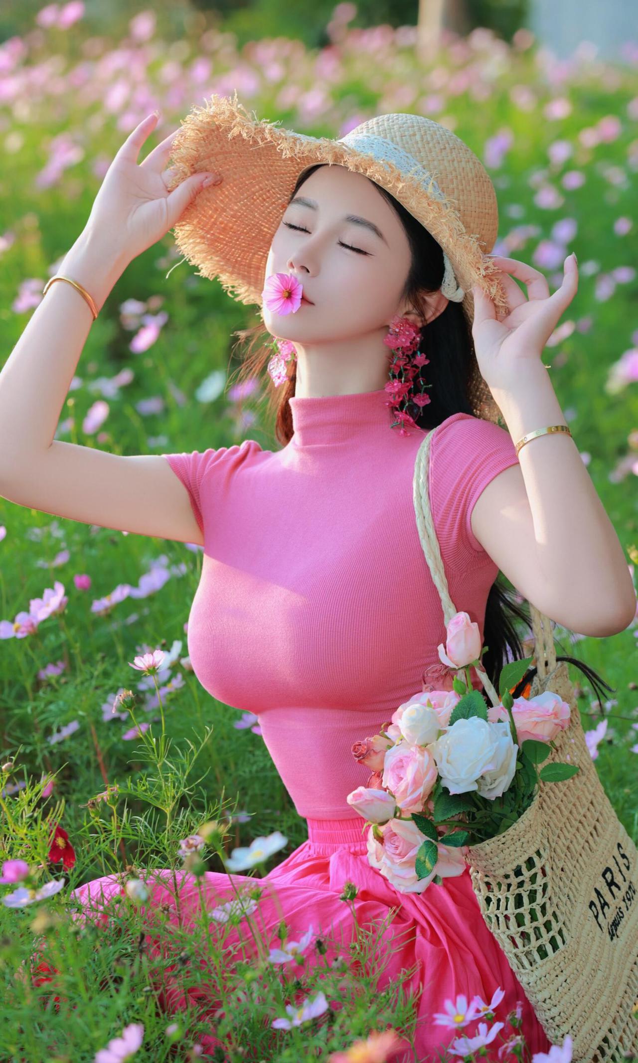 格桑花的花语是“幸福、顽强与珍惜”。就像它在高原上迎着风绽放那般。这片花海中