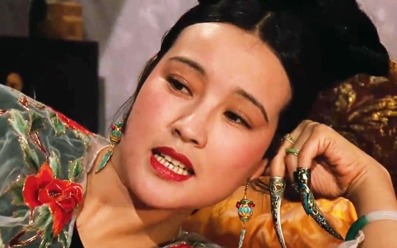 公元1880年，守寡27年的慈禧，变得犯困厌食，还恶心想吐，肚子也微微隆起，两位