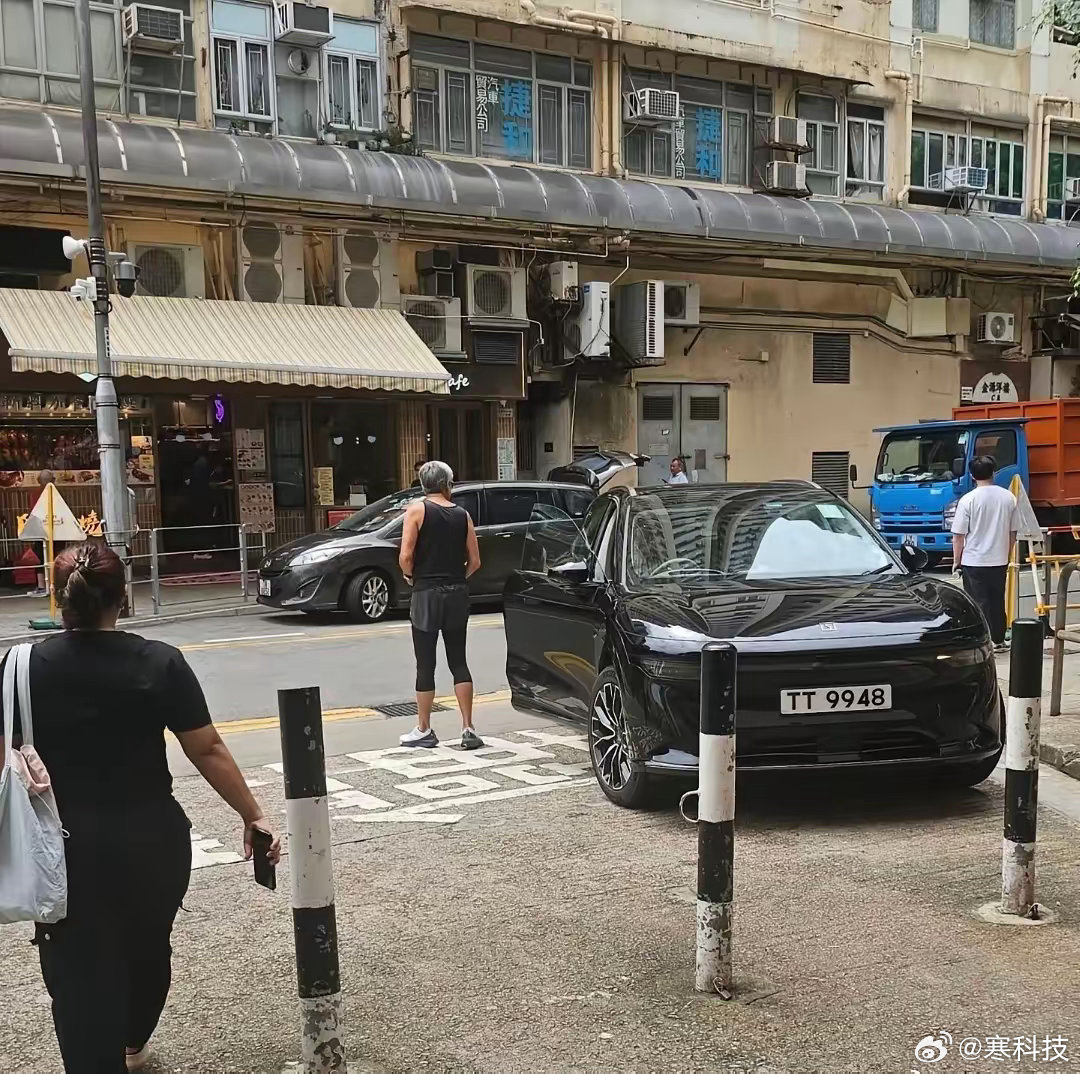 发哥都开极氪7X了！感觉香港明星现在买车都挺默契，极氪简直成了“明星同款”收割机