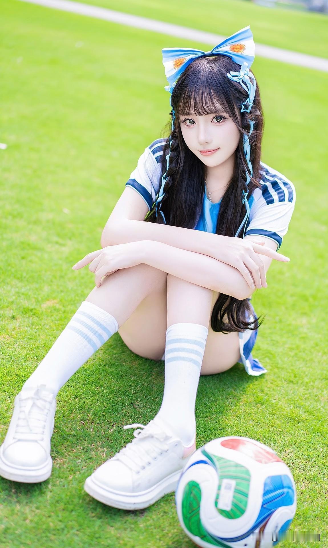 美女元气少女与足球的夏日邂逅🌞🏆