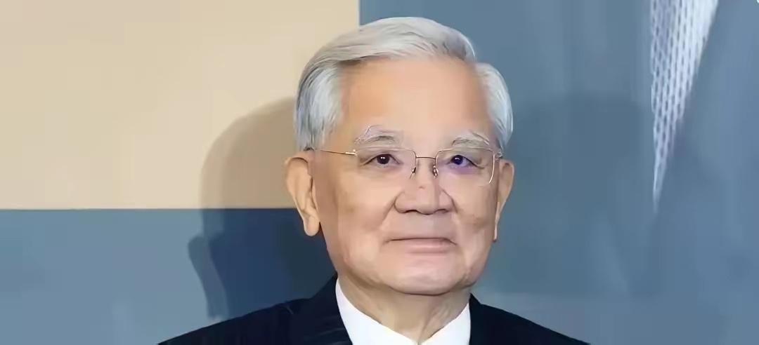 7月25日那场蓝营全代会，还没开场，郑丽文就先把牌打出去了。这次她把连战列进