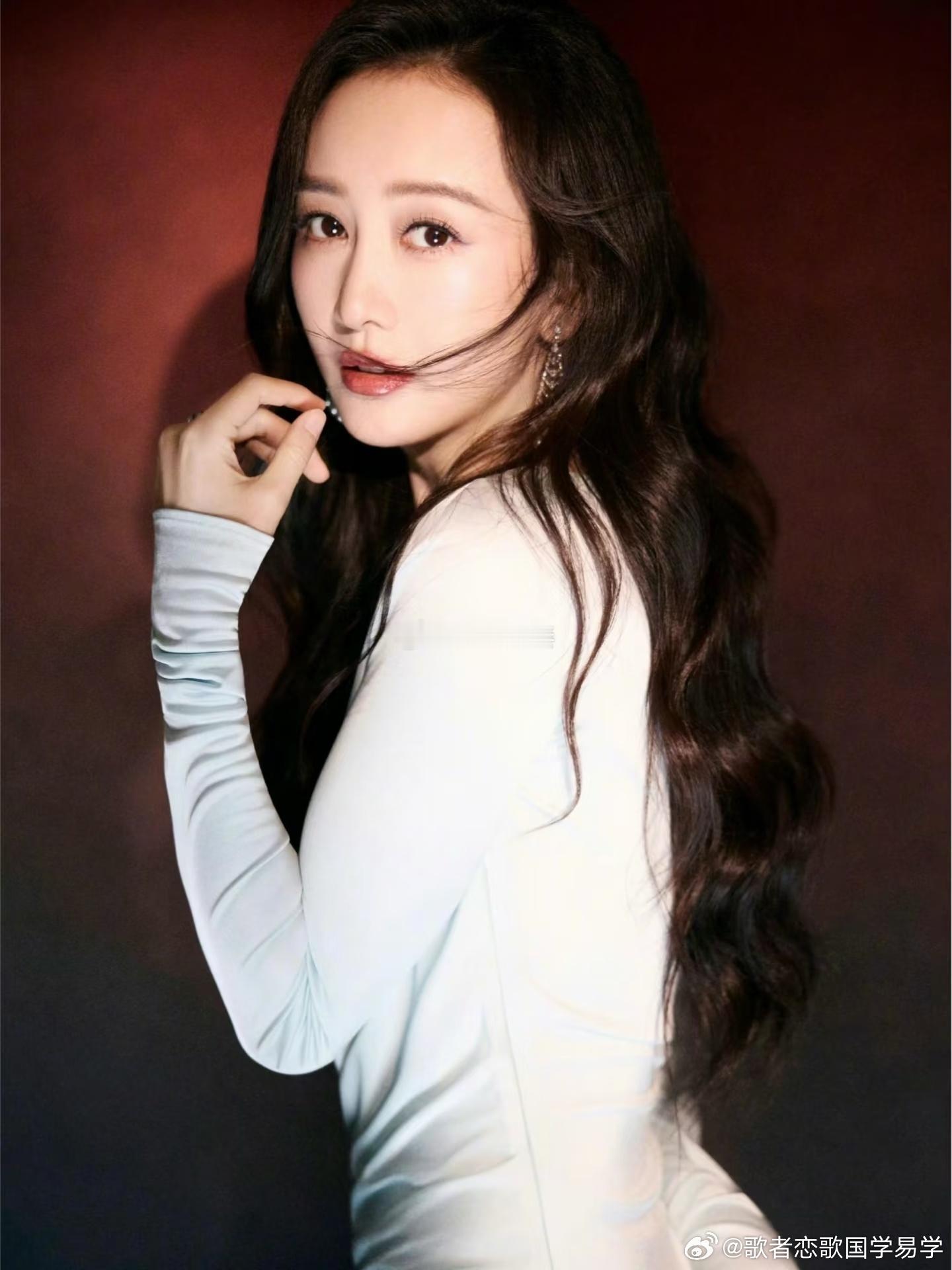【七杀透出的桃花，惊艳时光却难以长久】偏官七杀透干的女生，很容易遇见一段刻骨铭心