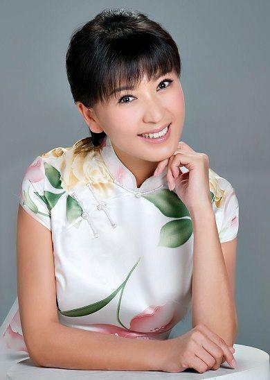 演员闫学晶直播中谈及家庭开支引发热议。她称32岁儿子年入不足40万，却要承担80