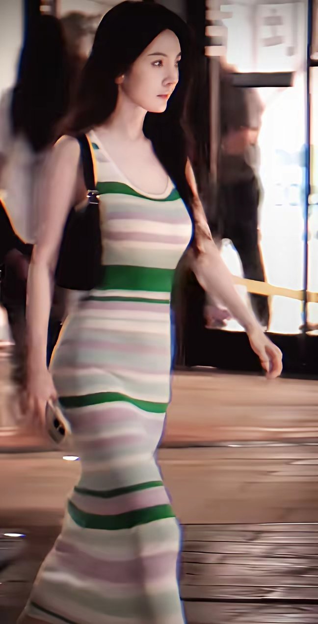 杨幂在台前慌了。不是失误，是忘了拿话筒。你仔细看那个上台顺序。易烊千玺接过，朱一