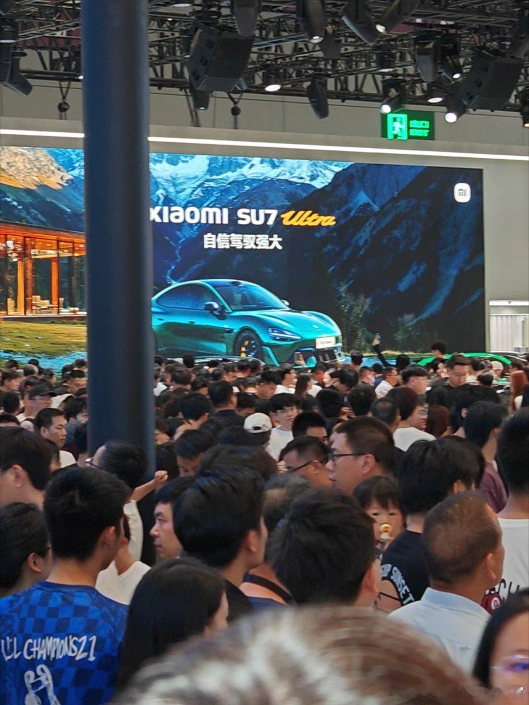 大湾区车展小米展馆，依旧是顶流虽然这次只是YU7外观展示，也没有送帽子的活动但根