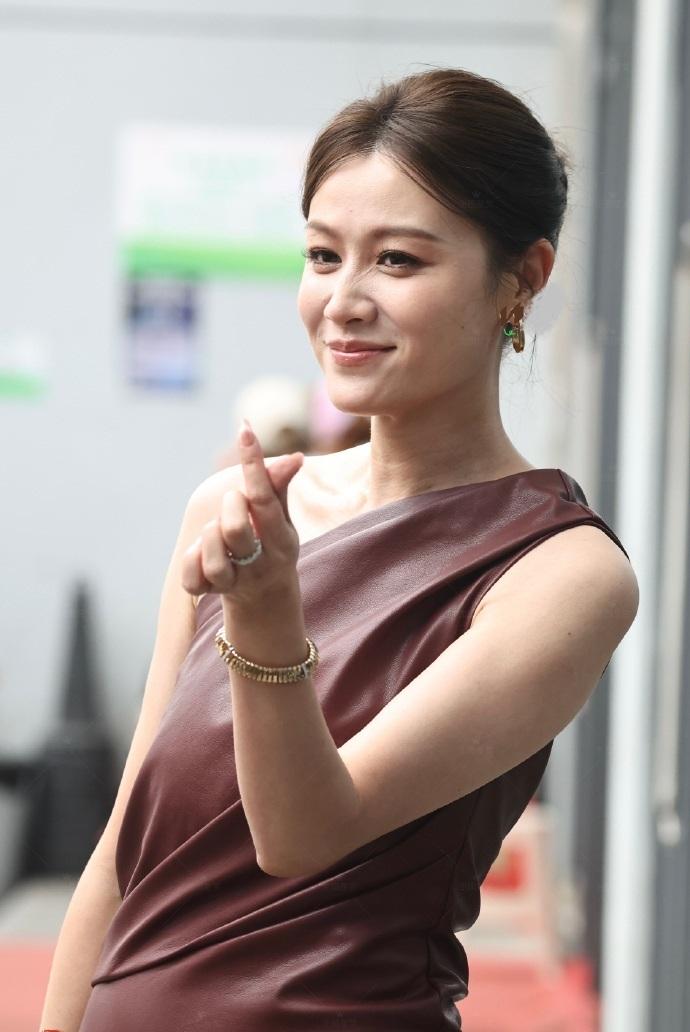 今天叶一茜在录制浪姐的时候搭配的很有气质，看起来非常的漂亮，也很有大牌明星范儿。