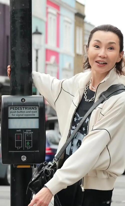 昔日港风女神张曼玉低调现身，全程大方素颜出镜，褪去精致妆容尽显随性质朴状态。如今