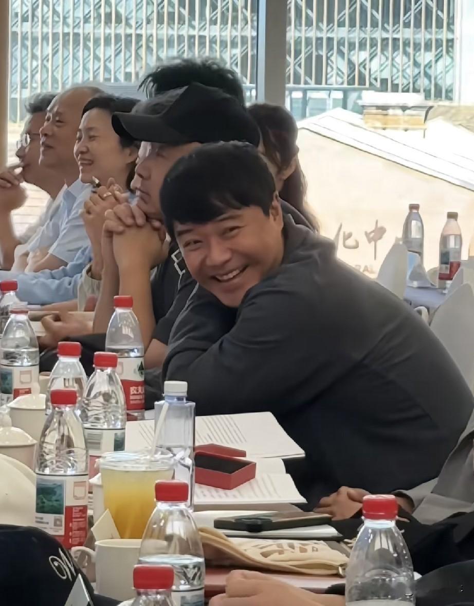 陈思诚和徐峥太逗了！陈思诚和徐峥去上海开会，他俩是邻座。陈思诚听到什么了？笑得这么开心！像极了上课说