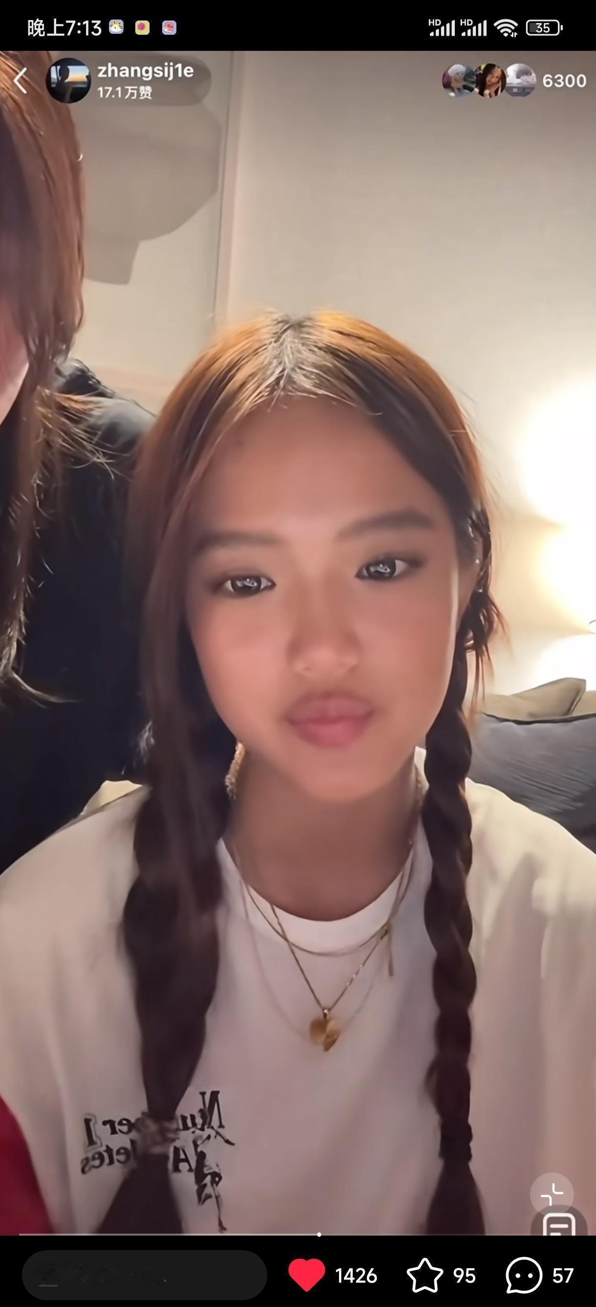 当全网嘲笑星二代“嘴巴像猪肠”，16岁的她用一句话完成反杀。直播弹幕刷过恶评，