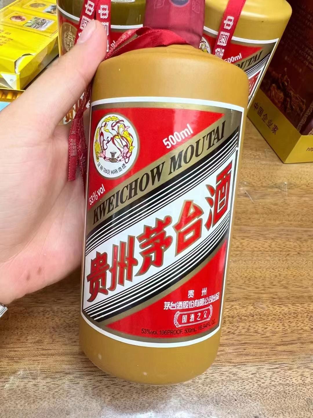 茅台真的卖不动了？各年龄段不喝的真相，比“过剩”更扎心中国茅台严重过剩，全新的