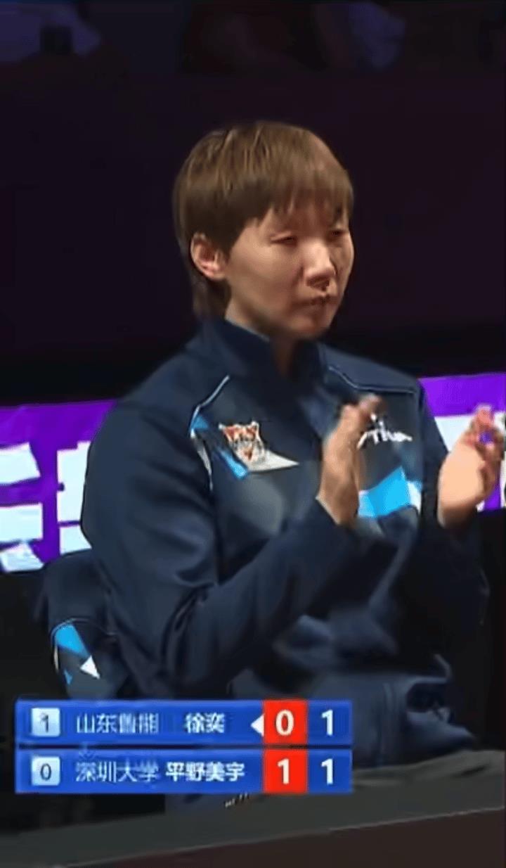 徐奕和平野美宇比赛时，坐在边上的王曼昱在给自己的陪练小妹鼓掌加油，她也没有想到自