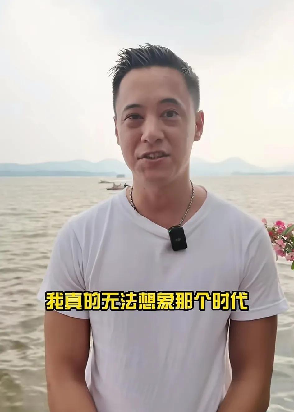 老蒋能不能想得到有一天，他的四代孙，嫡出的在大陆宣传《南京照相馆》，感叹生在和平