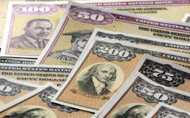 中国抛售美债 当地时间11月18日，美国财政部公布最新数据显示，在2025年