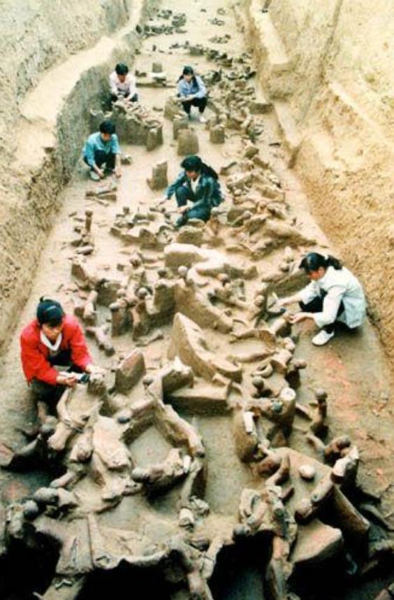 很多人以为殉葬就是把活人关进地宫，门一关，他们就只能哭喊着等死，其实为了活下去，