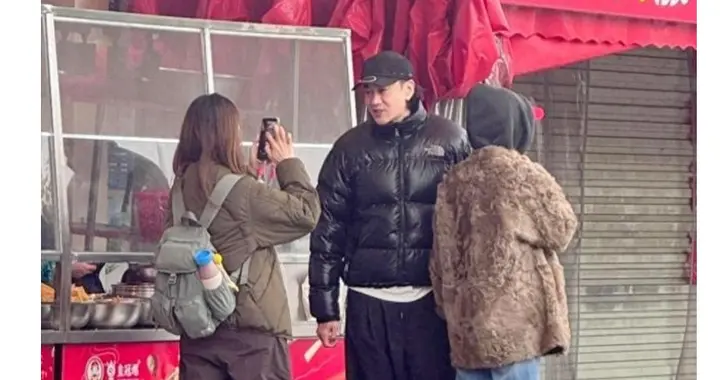 何润东柳州蹲摊嗦粉, 48岁状态太绝了