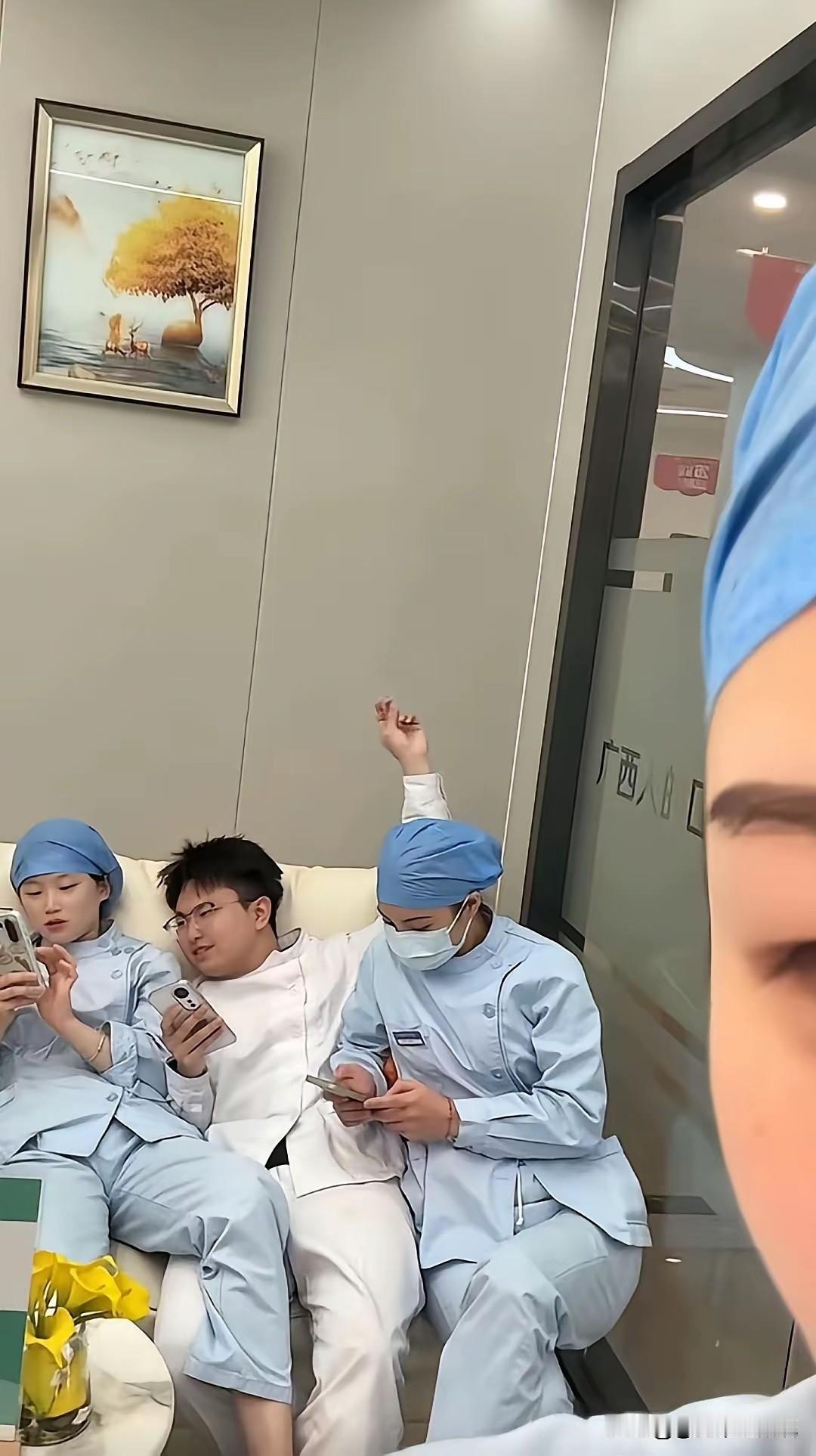 什么才是真正的女人缘，也许这就是最好的答案吧！[赞][赞][赞][赞]