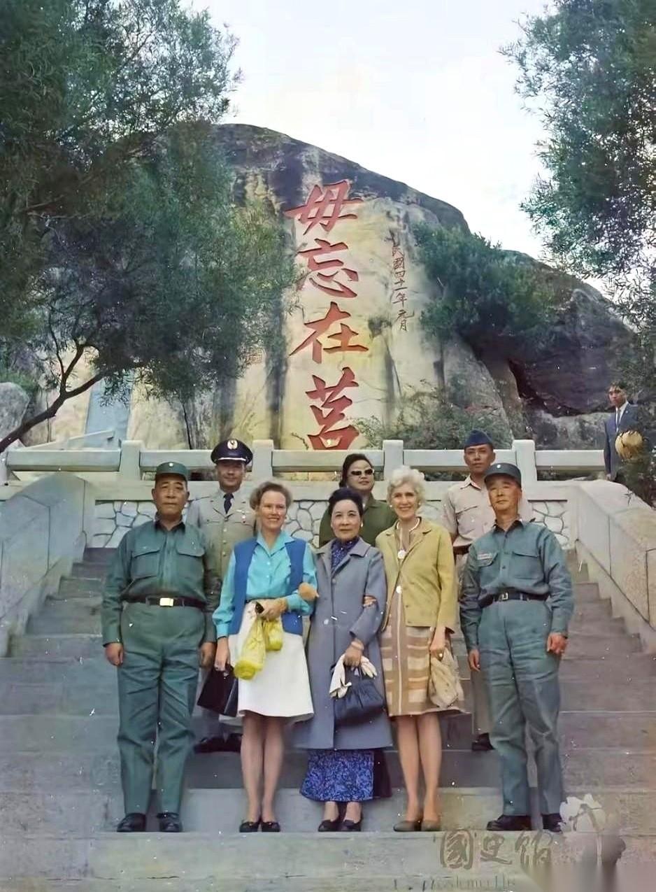 1952年，金门，太武山。海风刮在脸上，咸的，冷的。一群军官屏住呼吸，看一个老
