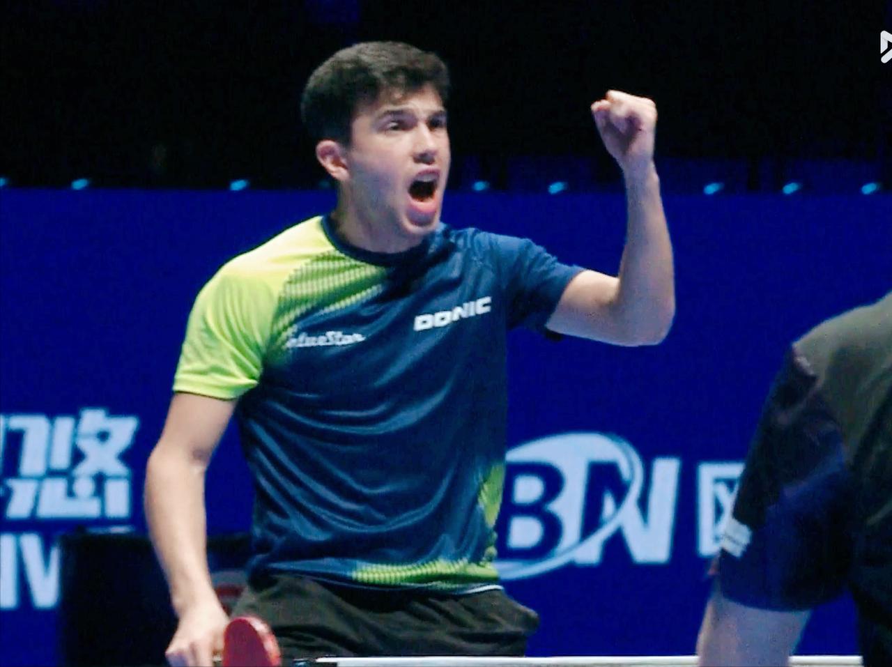 王皓怒了：怎么谁都能欺负你呢？你可是梁靖崑呀。主持人也说：梁靖崑，你背后