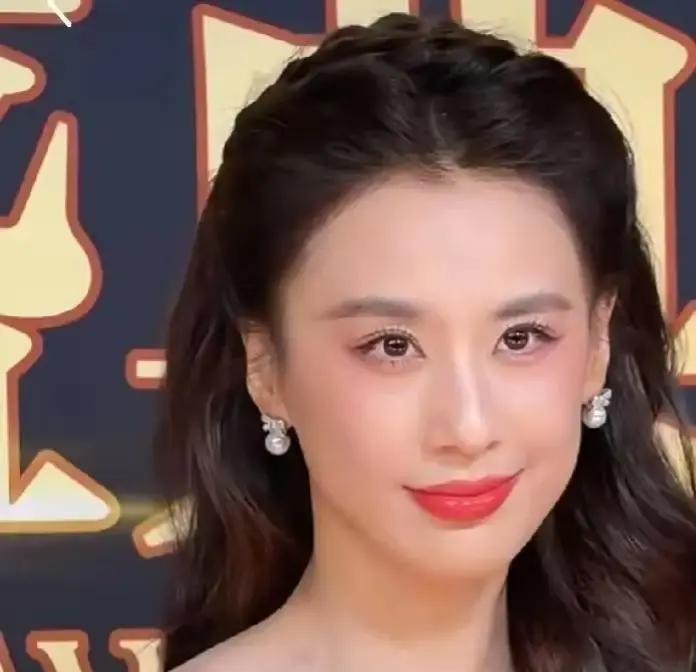 她当众把股权协议撕了。纸片飘进垃圾桶那秒，黄圣依掏空账户把480万片酬砸进《乘