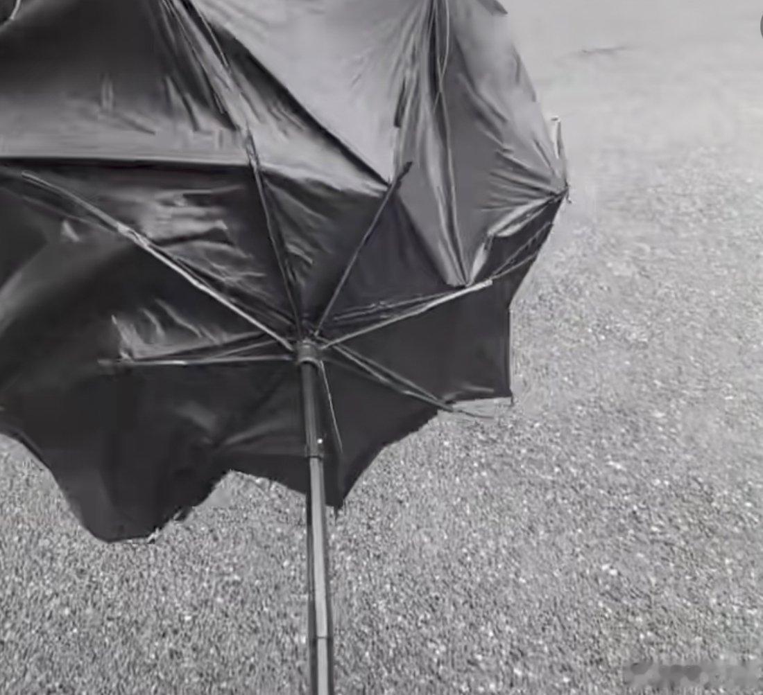 河南暴雨河南暴雨下的尉氏县，白海豚的余威好强啊8月12日的河南尉氏县，已经下了一
