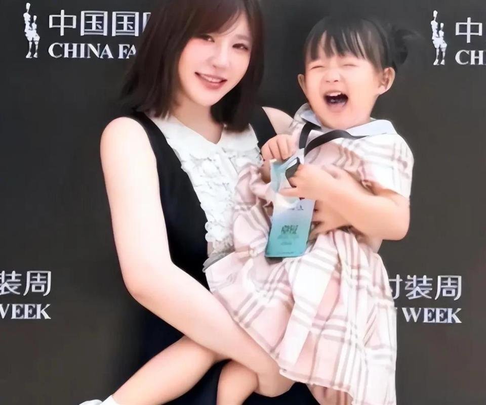 黄一鸣女儿参加少年模特比赛黄一鸣女儿t台走秀未满3岁闪闪破格登上时装周少年模特赛