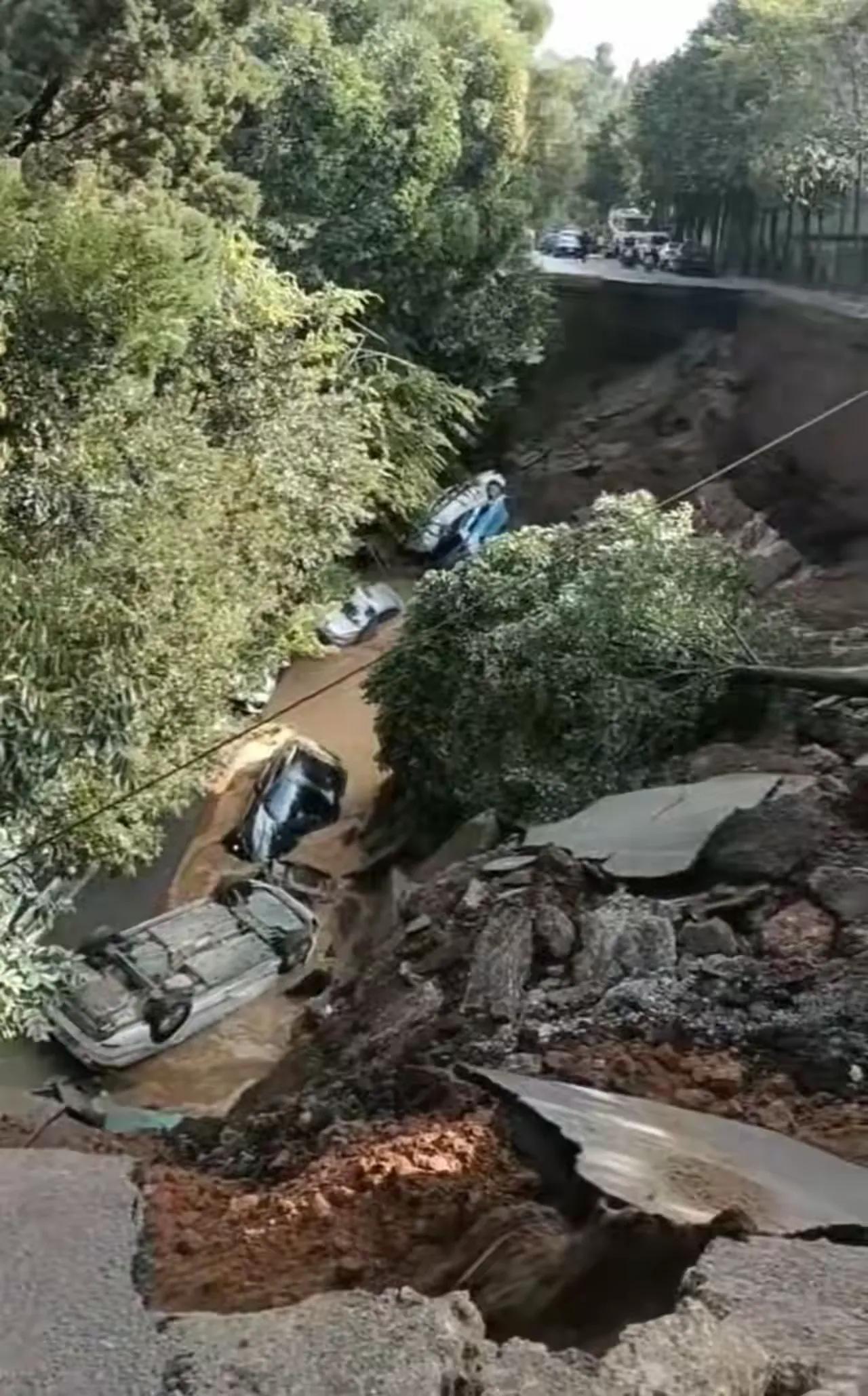 昆明西山区一公路在今天下午四点二十分的时候，发生了塌方事件，事故造成十多辆车不同
