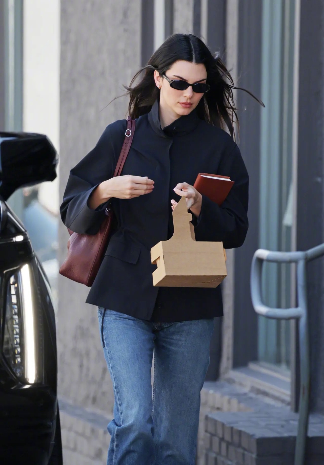 肯豆KendallJenner前几日外出开会的这身style很出彩，简洁利落，