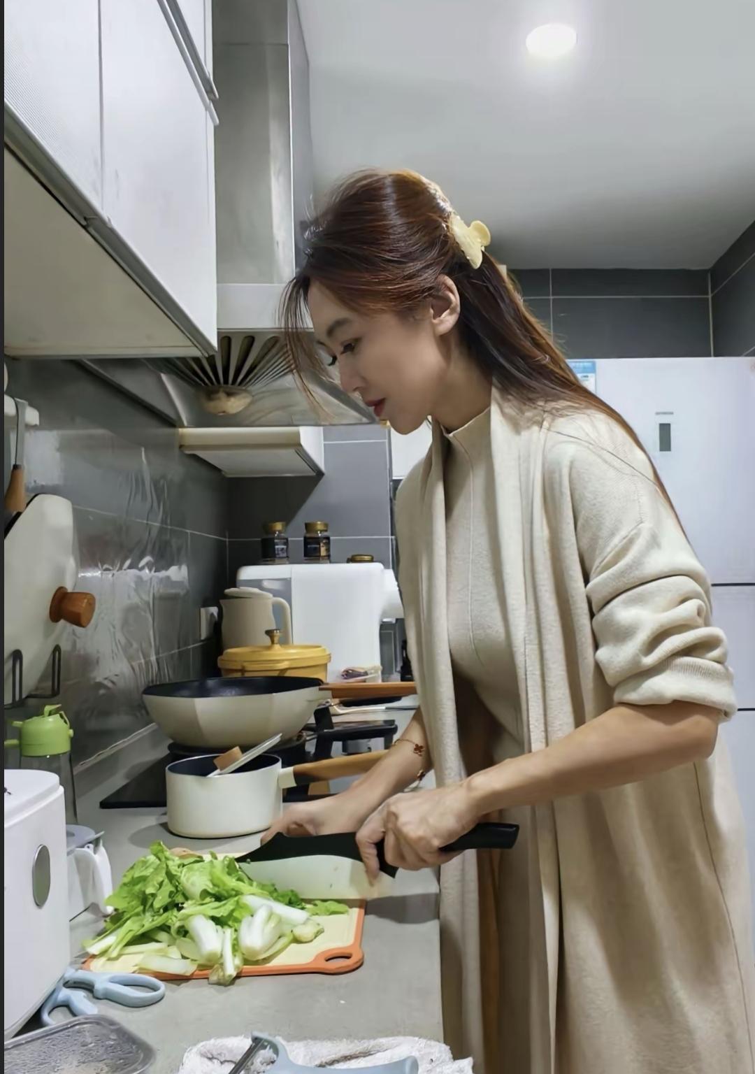 昨天回娘家，老公塞了两千块就走了，啥也没拿。我妈没说啥，但亲戚的眼神让我心里有点