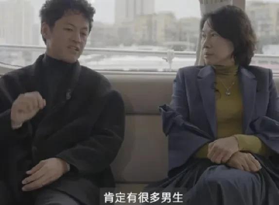 竹内亮问董明珠：“你当董事长的时候，肯定有很多男同事嫉妒你吧？”董明珠：“他嫉妒