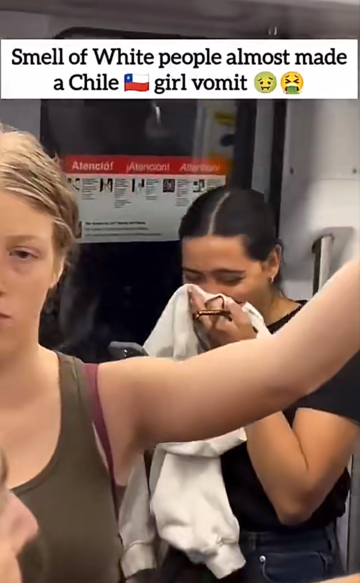 在地铁里面，白人女孩一打开腋窝，以后女孩立马用衣服捂住鼻子，很难想象夏天应该怎么