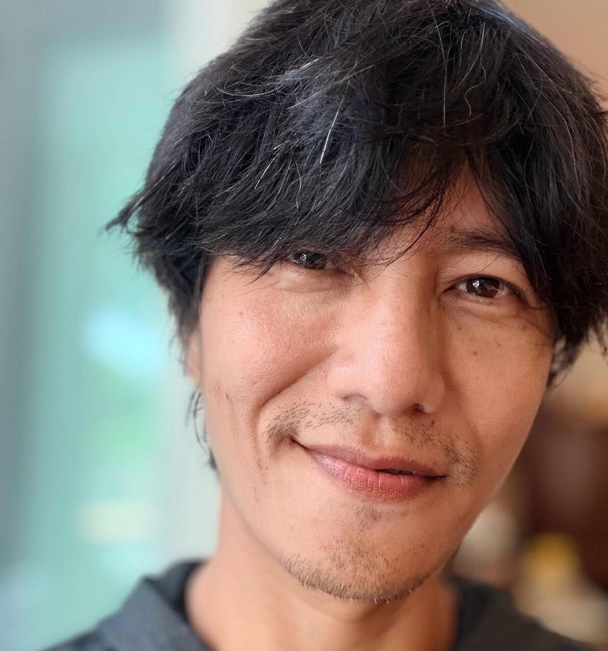 陈坤50岁直播素颜，把男神滤镜一把扯下来。前阵生病瘦了十斤，脸凹下去，鬓角白头发也藏不住，他还开玩笑